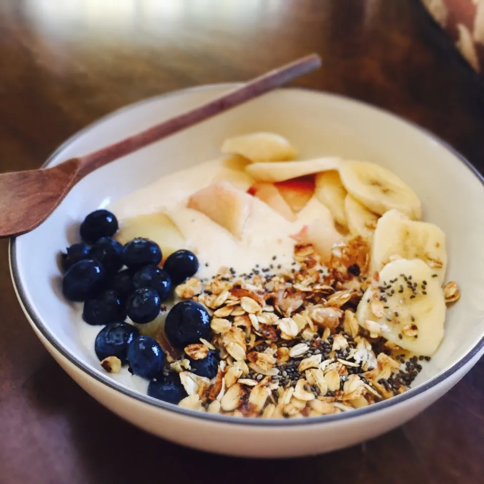 Peach Greek yogurt bowl|victoria valerioさん