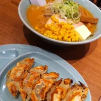 Snapdishの料理写真:醤油コーンバターラーメン&餃子|ToToRoNさん