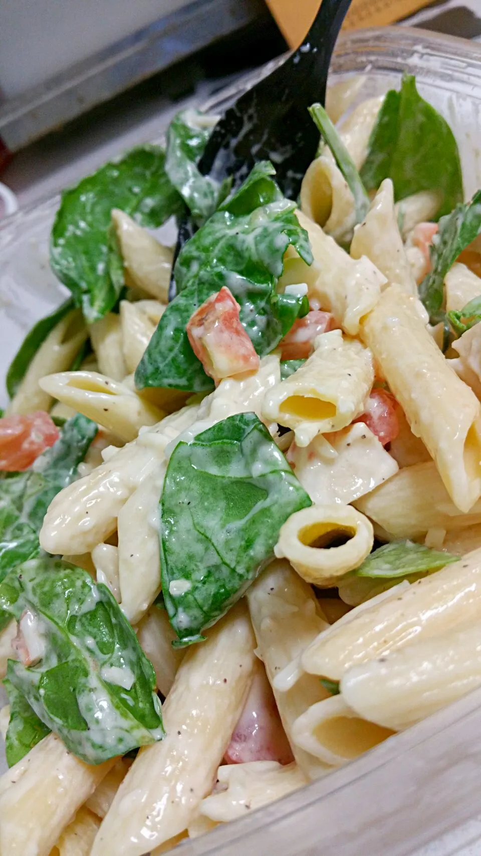 i only have 15mins lunch break.. so its a good thing i made some chicken ceasar pasta salad... easy and quick to make.. #pearlslutuan 😄😄😄😊😊|pearls lutuanさん