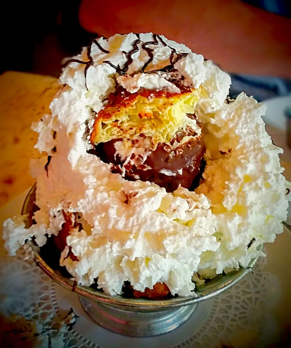 World's fair eclair at Cyrano's cafe!  Vanilla ice cream cover with chocolate and whipped cream!  It was yummy (^_^)!!!|Jihollandさん