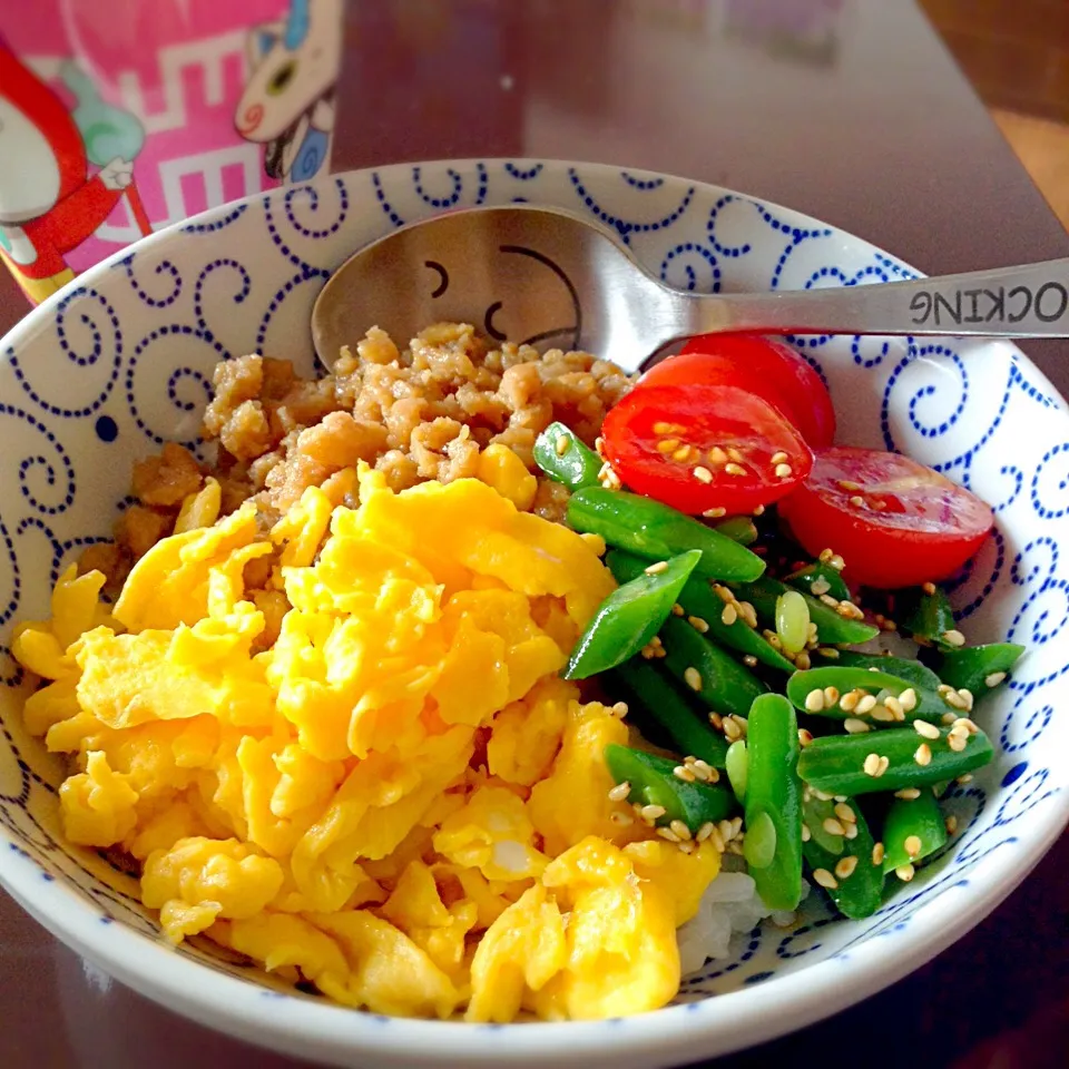 Snapdishの料理写真:娘たちの朝ごはん 四色丼〜(^｡^)|yukoさん