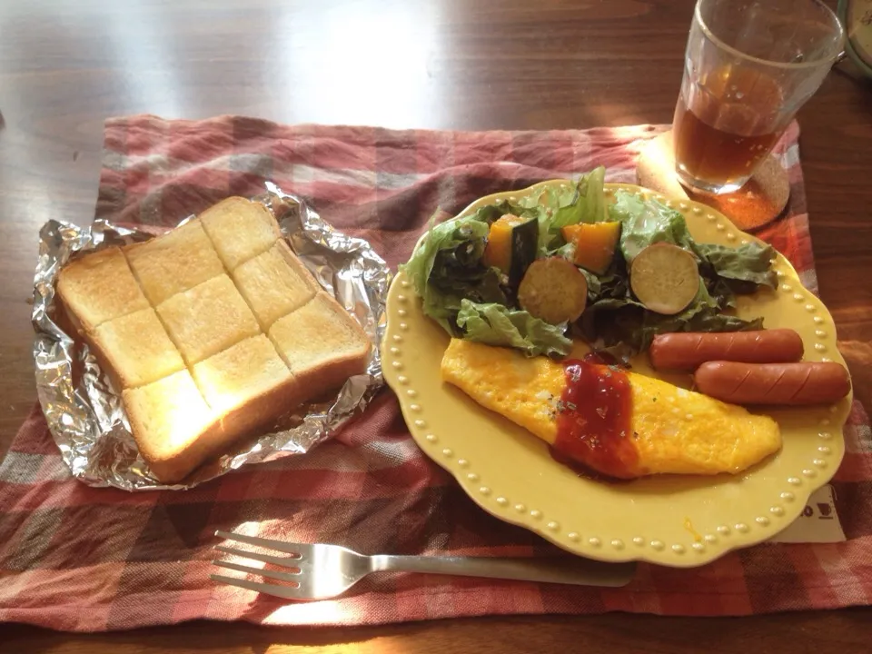 ちょっと豪華な朝食 チーズオムレツ、かぼちゃとサツマイモのサラダ|Maho Takamiさん