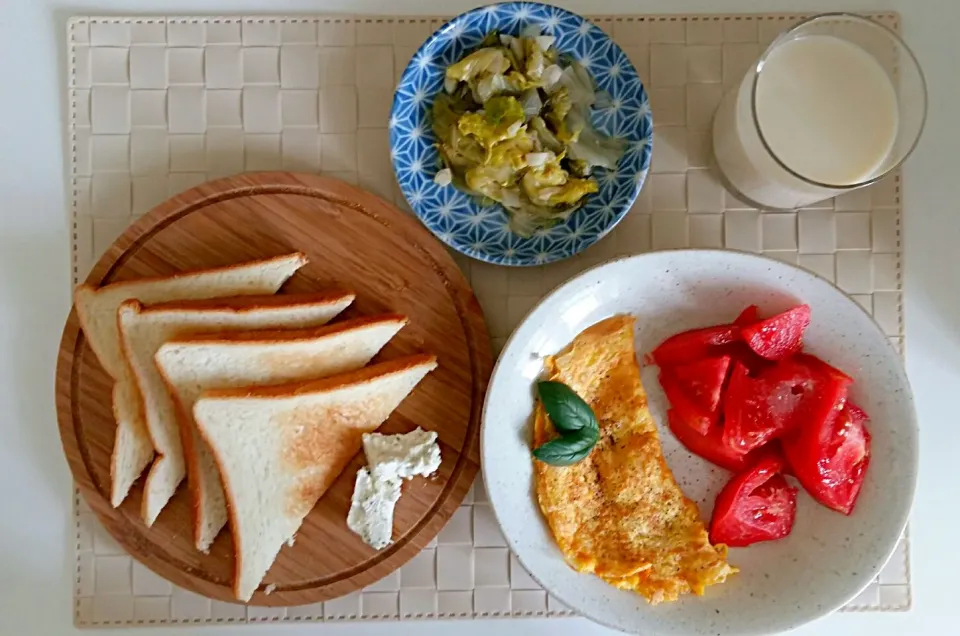 Breakfast: toast, cream cheese, omelet (with onion and carrot), tomato salad (suger), fried lettuce, soymilk and milk.|Liciaさん