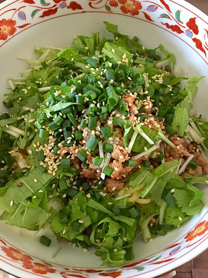 これでも汁なし担々麺です！肉味噌の上に、温玉を載せて、水菜と小ネギと白いりゴマたっぷり掛けちゃいました。|taka-chanさん