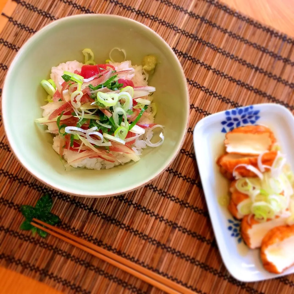 Snapdishの料理写真:まぐろ切り落とし丼と魚河岸揚げ|もなかさん