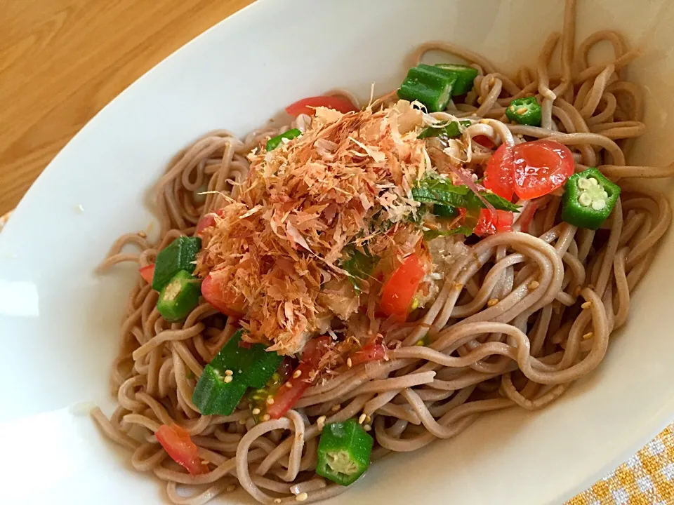 夏蕎麦(オクラ・トマト・大根おろし・シソ・鰹節)|すずきけーすけさん