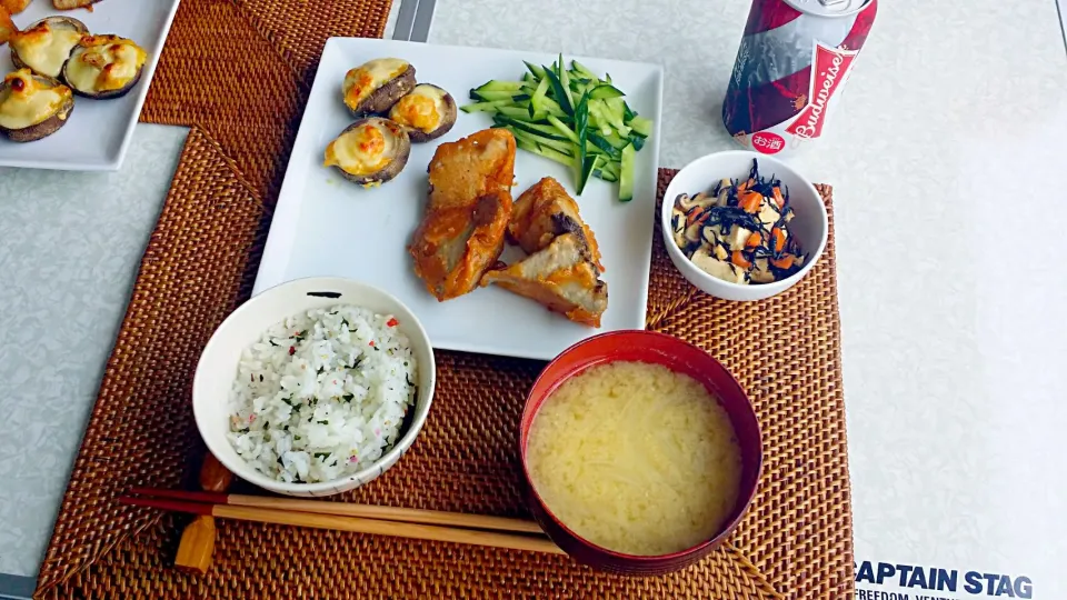 Snapdishの料理写真:今日の昼食 かつおの唐揚げ、椎茸の味噌チーズ焼き、豆腐とひじきの煮物、わかめごはん、玉ねぎの味噌汁|pinknari🐰🌈さん