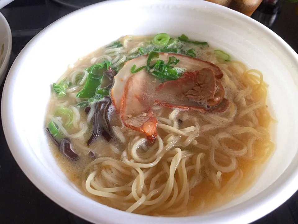 セブンイレブンの博多豚骨ラーメン|たいちさん