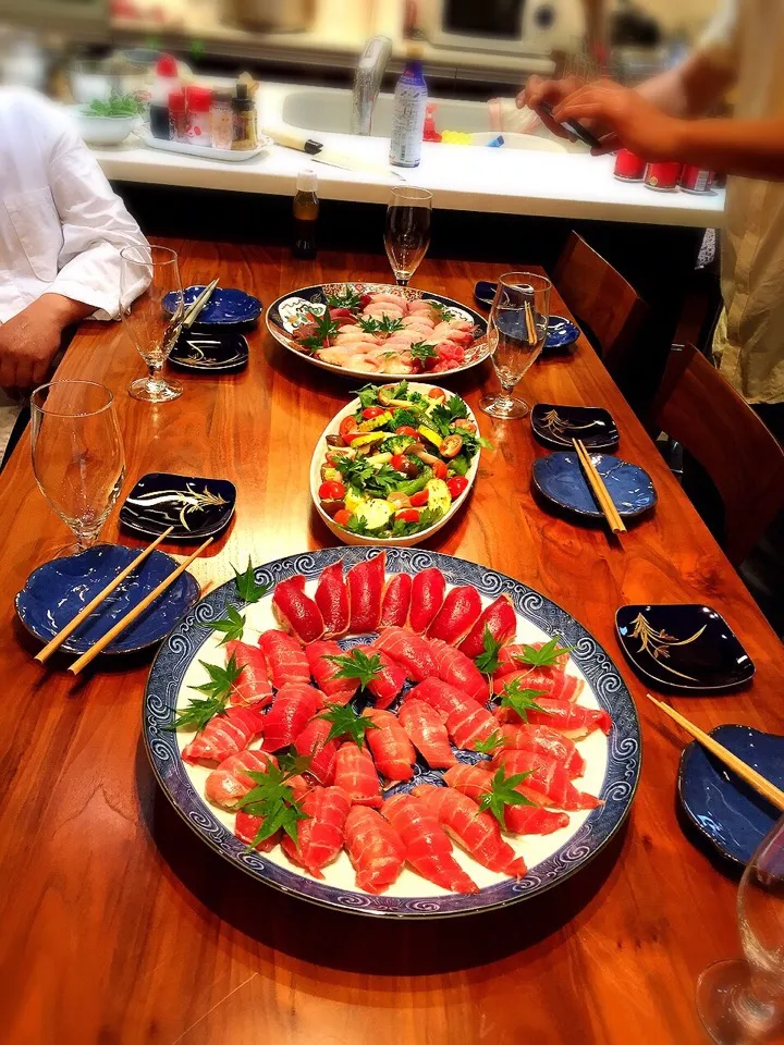 マグロの握り、ずけマグロ握り、カンパチ握り、温野菜サラダ(￣^￣)ゞ|ター坊さん