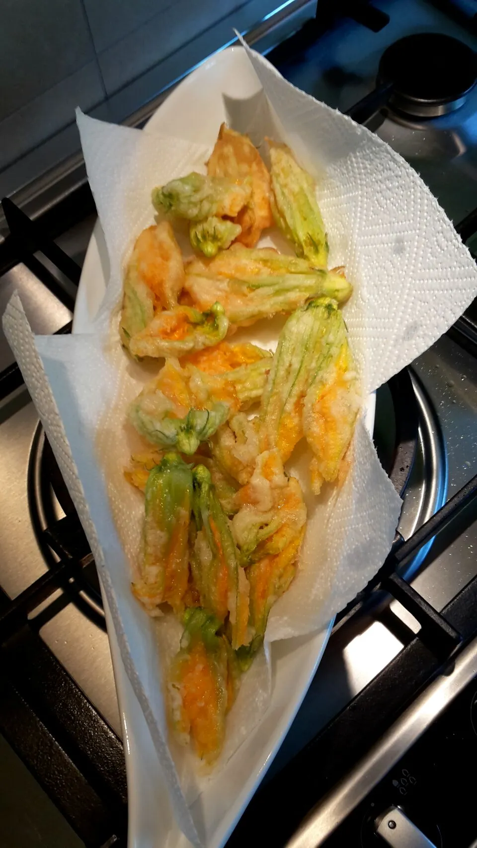 Fiori di zucchine in pastella fritti|Mora Maurizioさん