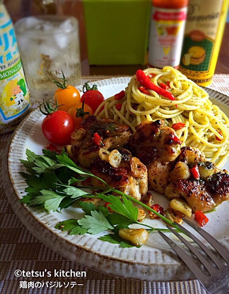 オヤジ特製⭐️自家製バジルソースに漬け込んだ鶏肉のガーリックソテー！ バジルパスタ添え♪😄