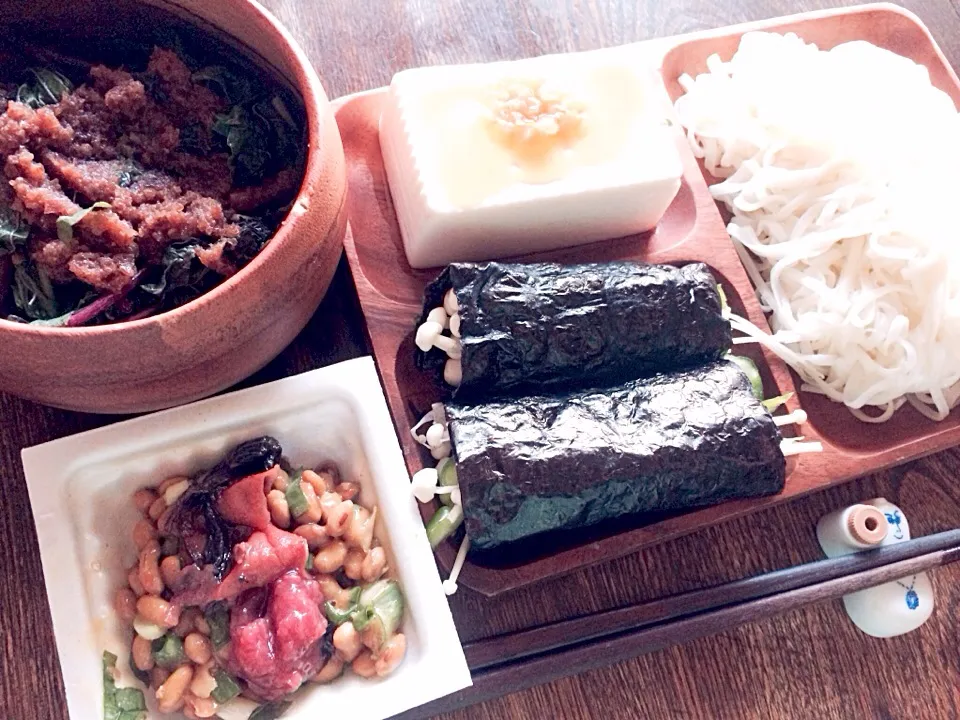 ヒユ菜の自家製赤玉ねぎドレッシング和えと梅納豆とえのきとピーマンの海苔巻きと国産豆腐の冷奴の自家製塩レモンとEXバージンオリーブオイルがけと稲庭うどん|トキロックさん