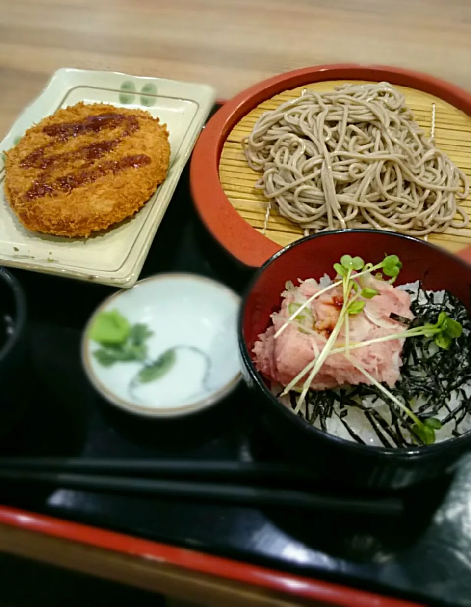 ネギトロ丼セットとマグロメンチ|平原知宏さん