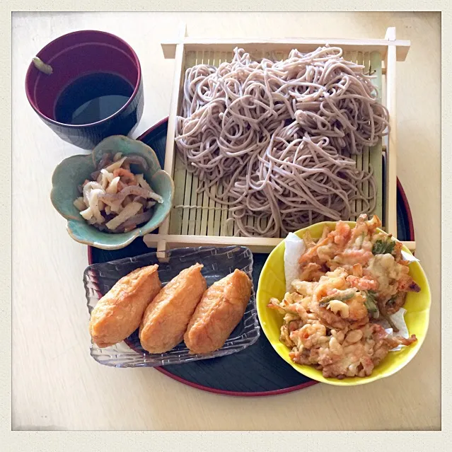 お稲荷さん☆残り物野菜と小エビのかき揚げ☆切り干し大根の煮物☆黒豆蕎麦꒰ ♡´∀`♡ ꒱|とまこ(*^o^*)さん