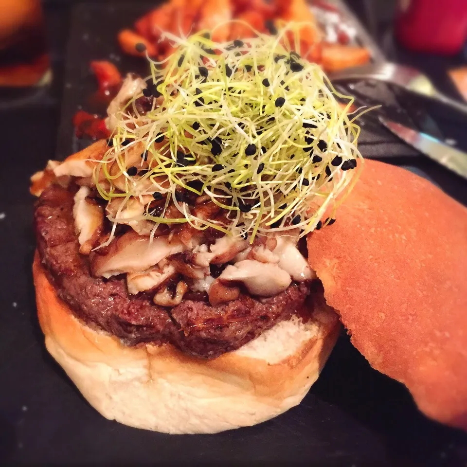 #burguer #beef #shitake #teriyaki|De Pupesさん