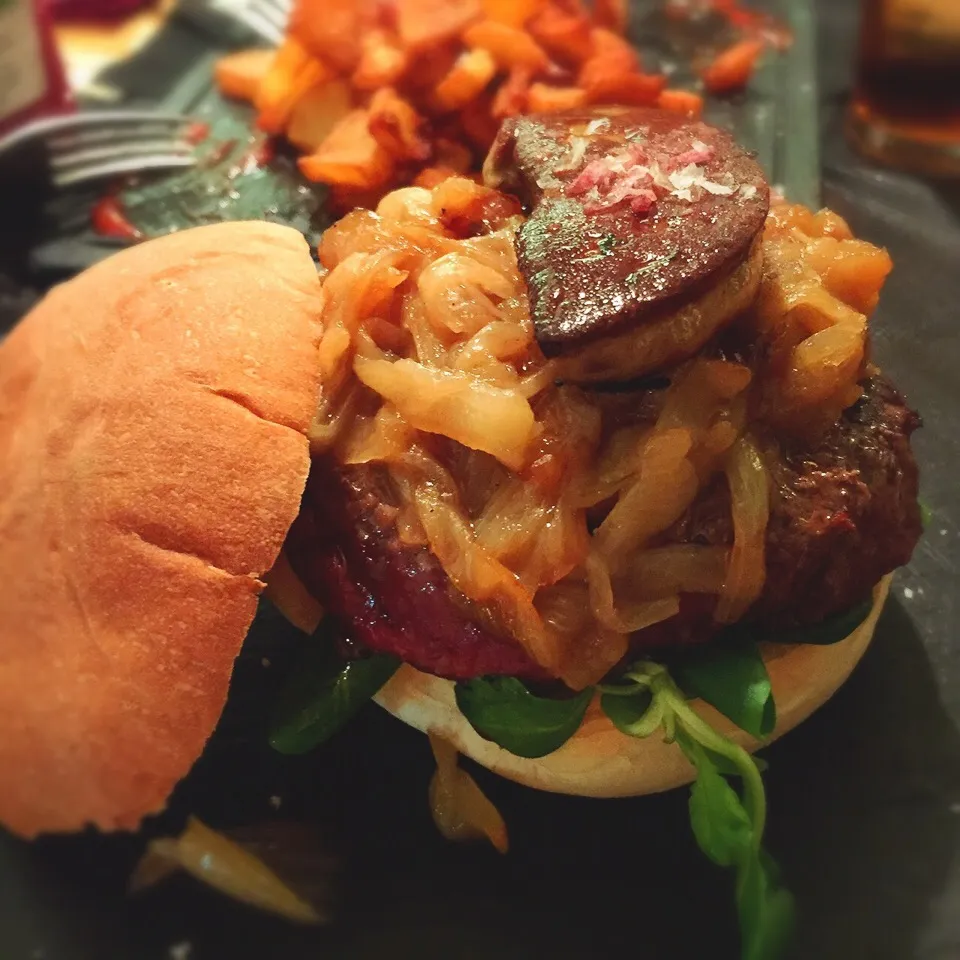 Snapdishの料理写真:#burguer #beef #foie #sweetonion #rucula|De Pupesさん