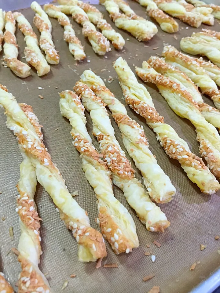 Snapdishの料理写真:Parmesan and Cheedar Cheese Straw with Sesame Seeds|anita aviantyさん