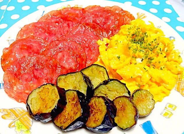 焼きビアソーセージとナスとスクランブル 卵 - Fried biasausage & egg plant with scrambled egg 😋✨❤️|Liezlさん