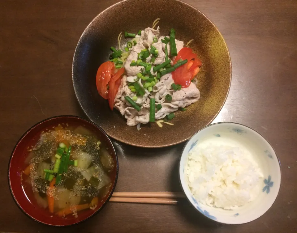 Snapdishの料理写真:豚冷しゃぶ 根菜わかめスープ|Junko Tominagaさん