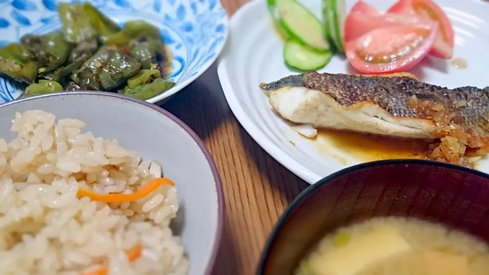 ・スズキのムニエル（玉ネギソース）
・甘長とうがらしのおかか煮
・炊き込みご飯
・厚揚げといんげん豆の味噌汁|ようかんさん