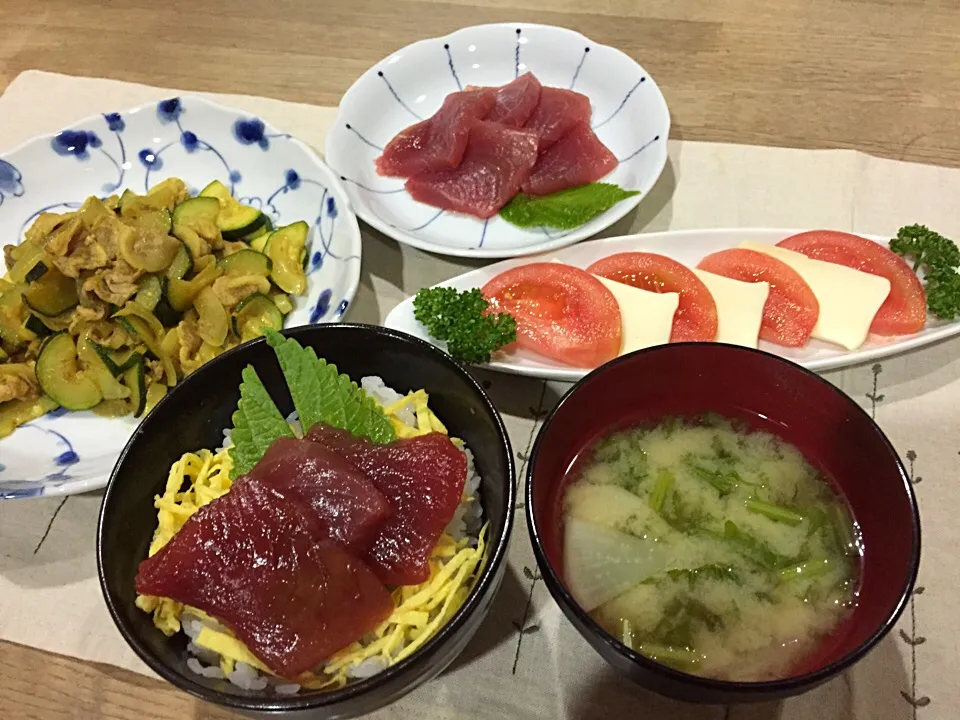 Snapdishの料理写真:まぐろ漬け丼・ズッキーニと豚肉玉ねぎのカレー炒め・カプレーゼ・大根とからし菜味噌汁|まーままさん