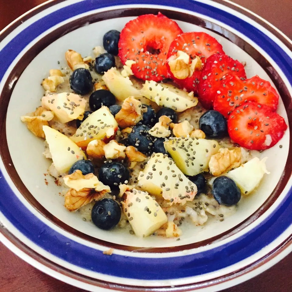 Snapdishの料理写真:Oatmeal with agave, almond milk and chia seeds topped with peaches, blueberries, strawberries, & walnuts. Side of grapes and papaya.|victoria valerioさん