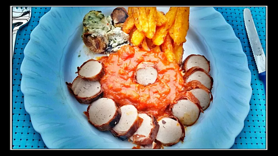 Snapdishの料理写真:good spicy Currywurst with selfmade fries, salad and with cream cheese and herbs filled mushrooms 
 #Currywurst|Najeskaさん