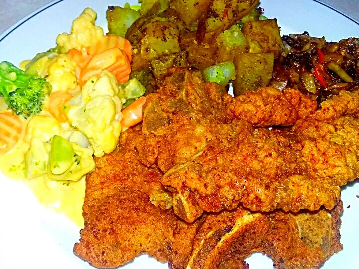 Bahamian Deep Fried Pork Chops, Curried Garlic Potatoes, Cabbage & Mushroom Stir Fry with Cheesy California Mix Vegetables.|Juan Simmsさん