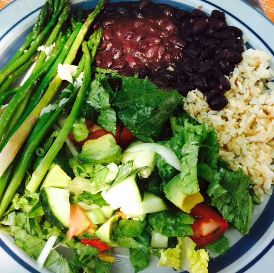 Brown rice, black beans, lettuce tomato, cucumber, avocado, asparagus.|victoria valerioさん