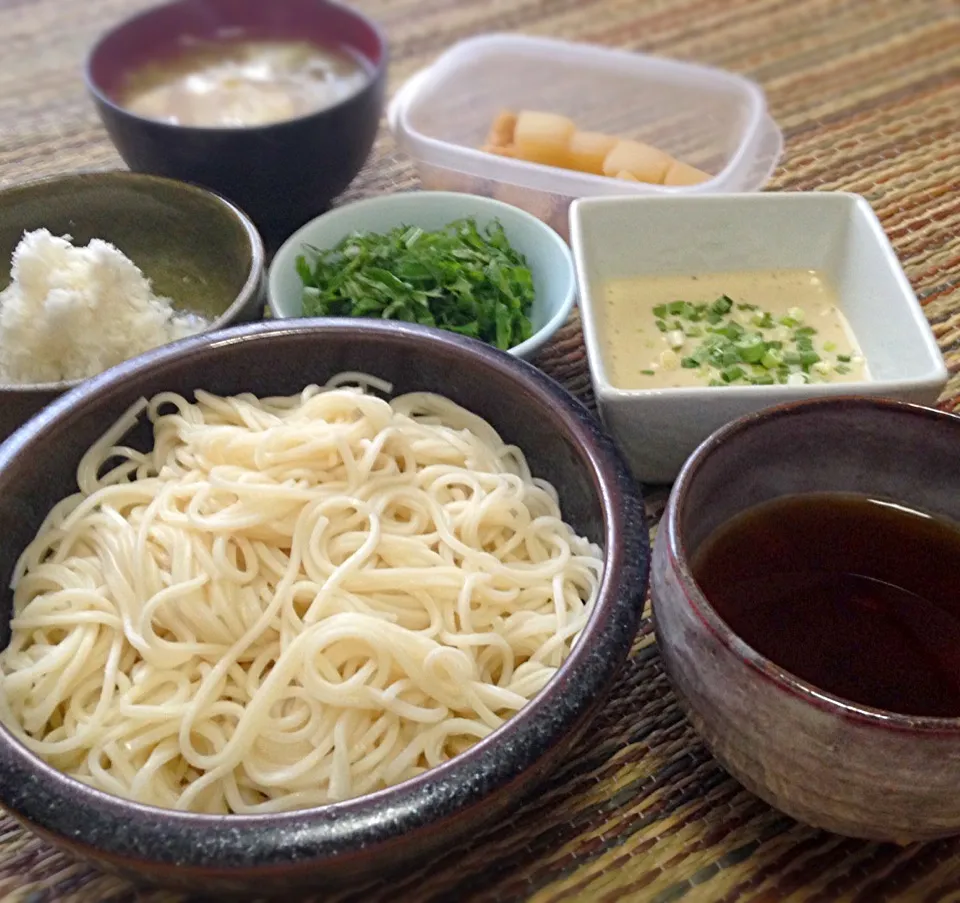 朝ごはん 冷や麦  大根煮物 大根の皮と凍み豆腐の味噌汁|ぽんたさん