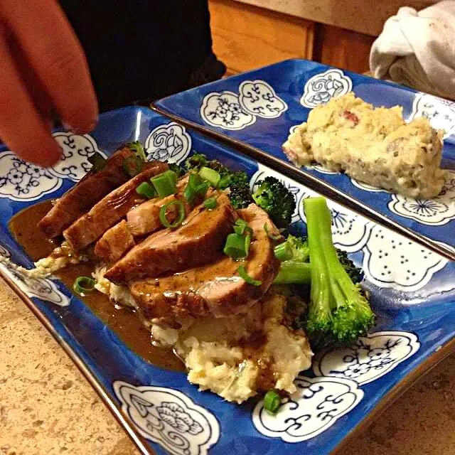 Dinner with Erica. Roasted garlic smashed potatoes, charred broccoli, clove scented sous vide pork tenderloin.|CHUENCHAIさん