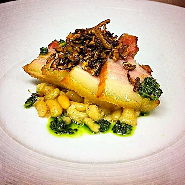 porkbellysliderConfit pork belly, flageolets, kale pesto, crispy mushrooms.|CHUENCHAIさん