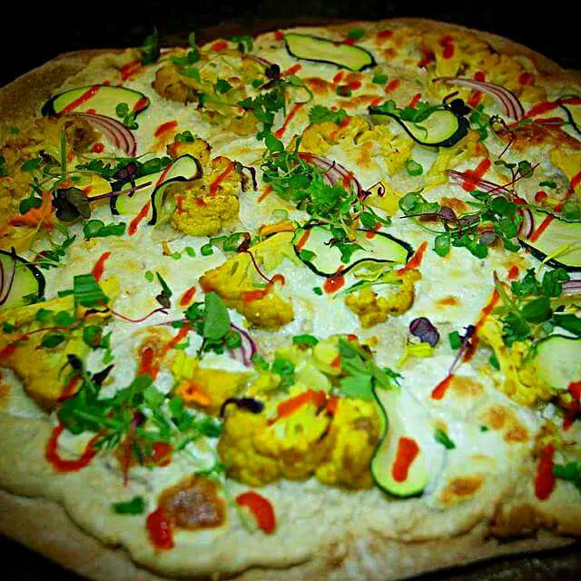 #curry cauliflower,#cashew cream, zucchini, red onion, sriracha, buffalo mozzarella #pizza 👌🌴|CHUENCHAIさん