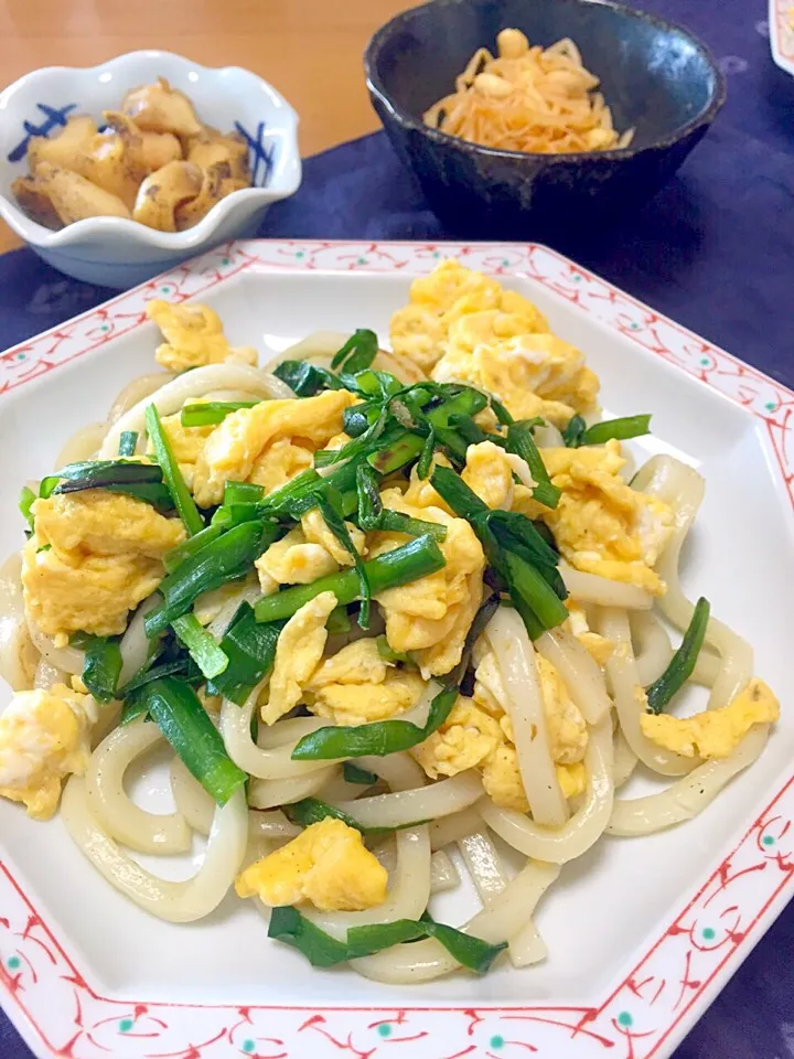 ふんわり卵のニラ玉焼うどん、ツブ貝の甘辛炊き、キムチもやし|yoshiee mizutaniさん