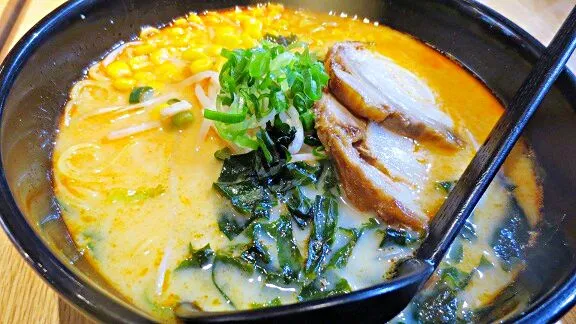 移動の隙間に!ひとりダダすすり九州とんこつラーメン🍜|ふかرさん