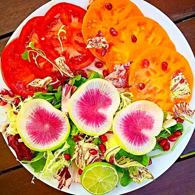 Snapdishの料理写真:radish pomegranate micro greens tomato salad|CHUENCHAIさん