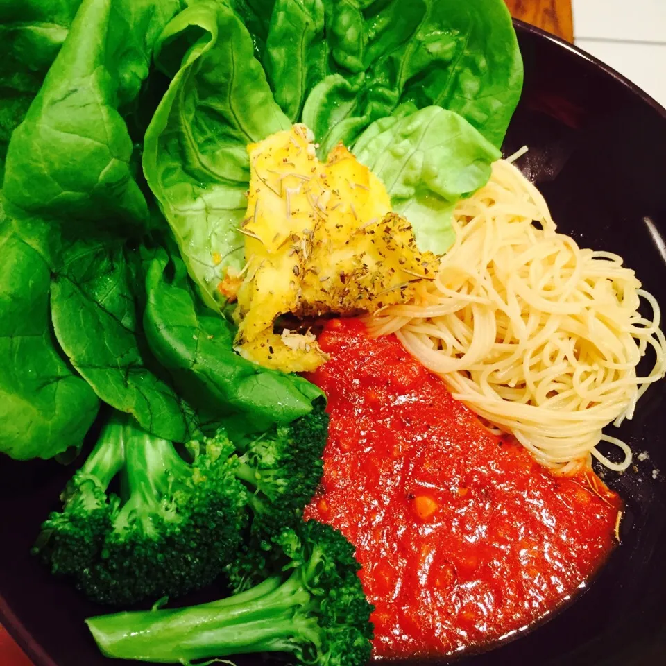 Butter lettuce, broccoli, baked polenta, angel hair and tomato sauce|victoria valerioさん