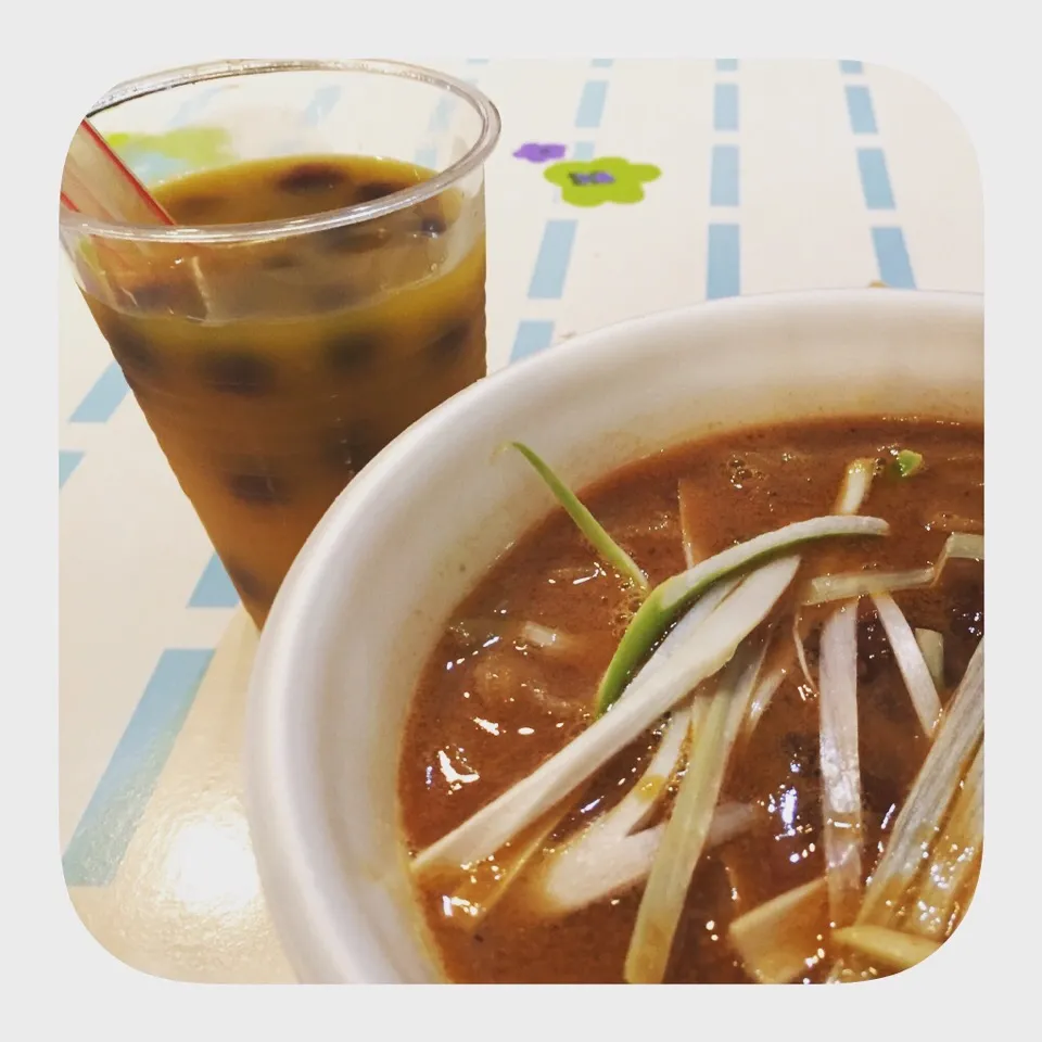 Snapdishの料理写真:担々麺🍜とタピオカマンゴー🍹|tomominさん