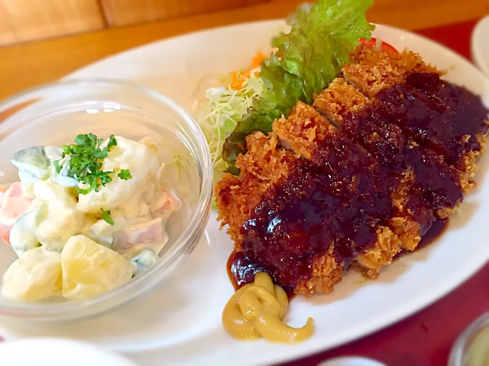 トンカツ定食 マセドアンサラダ付き|茶一郎さん