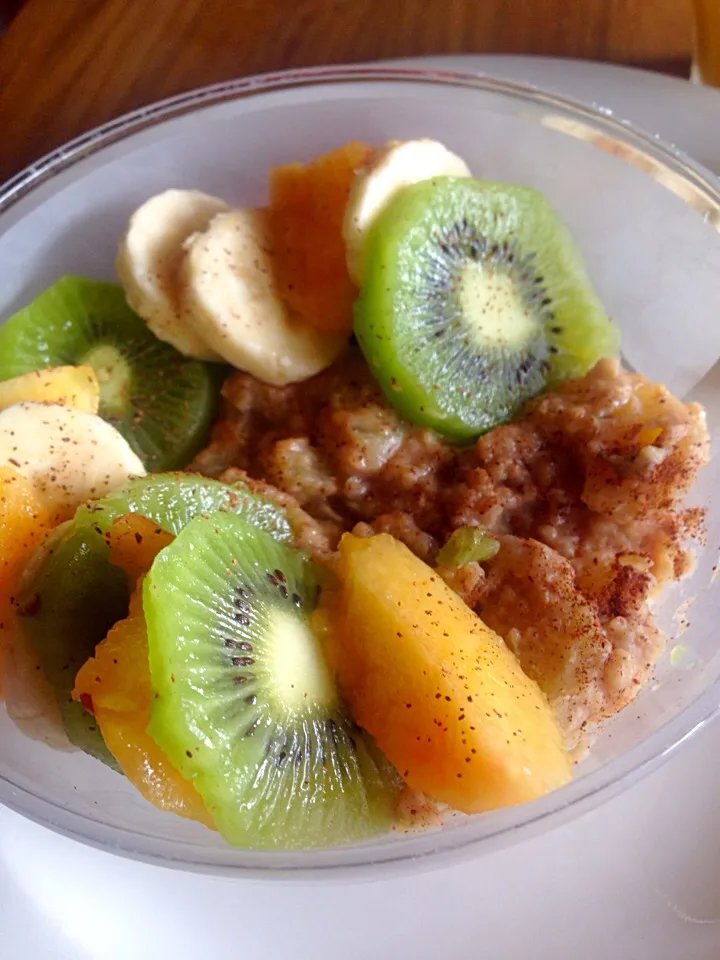 Cinnamon Oatmeal and Fruits|KC Agustinさん