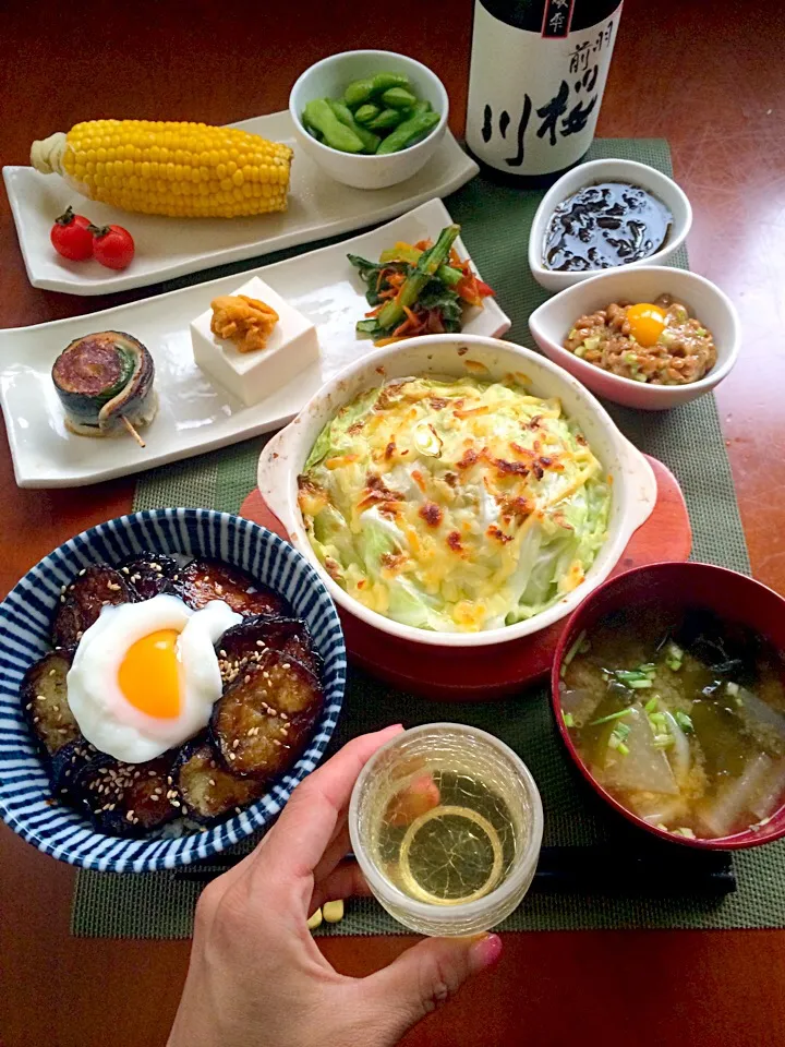 Snapdishの料理写真:Today's Dinner🍴前菜･蒸しとうもろこし&枝豆･鮭と野菜の味噌ﾏﾖﾈｰｽﾞﾁｰｽﾞ焼き･納豆&もずく･大根とﾜｶﾒのお味噌汁･茄子の照り玉丼|🌈Ami🍻さん