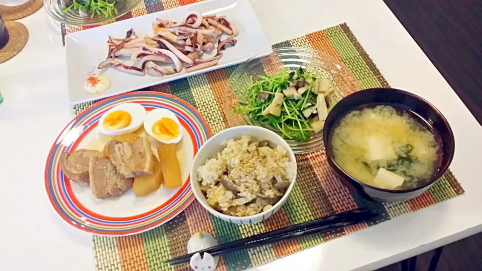 今日の夕食 豚の角煮、豆苗とエリンギの塩麹炒め、しめじの炊き込みごはん、わかめと豆腐の味噌汁、コストコのいか焼き|pinknari🐰🌈さん