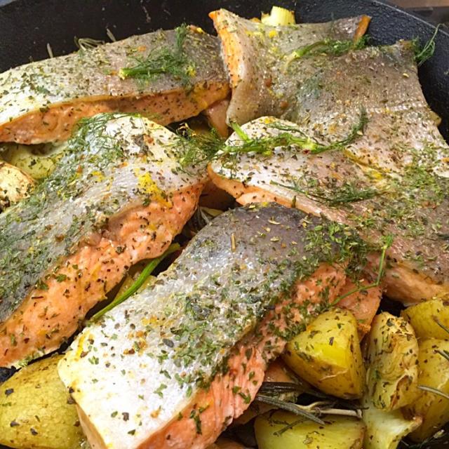 Summer Tray Baked Salmon Recipe From Jamie Olivercolleen Teo Snapdish スナップディッシュ Idfpzxka 9994