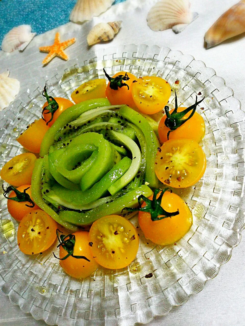 Kiwi  fruit & Tomato salad. キウイとプチトマトのサラダ～🎵|☆Yumi☆さん