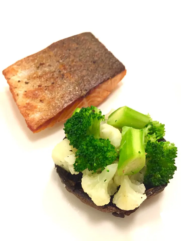 Crispy skin pan fried salmon with portobello cup stuffed with broccoli, cauliflower and asparagus|12Dragonさん