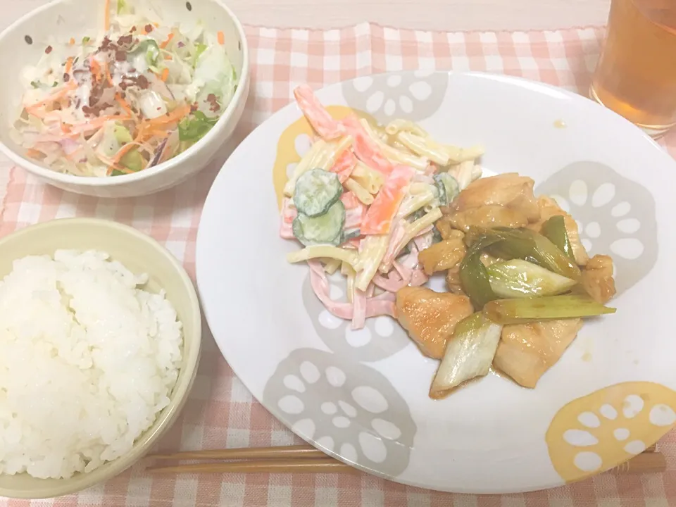 Snapdishの料理写真:鶏胸肉の照り焼き、マカロニサラダ|りんさん