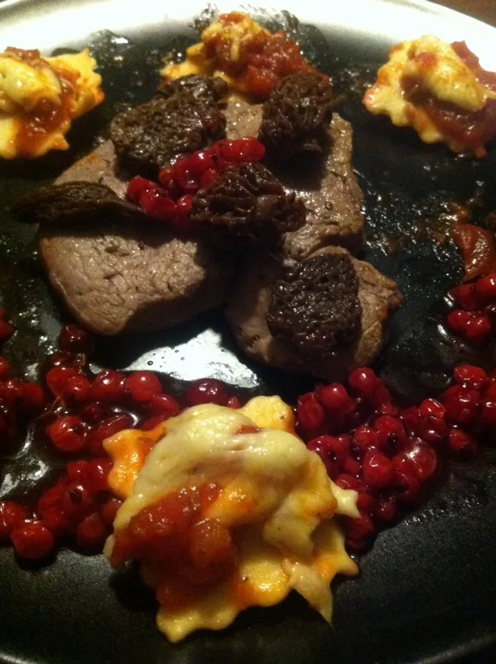 Médaillon de veau aux morilles et groseilles, flambé à l'#Armagnac et ses Raviolis Aux Trois Fromages.|PHILIPPEさん