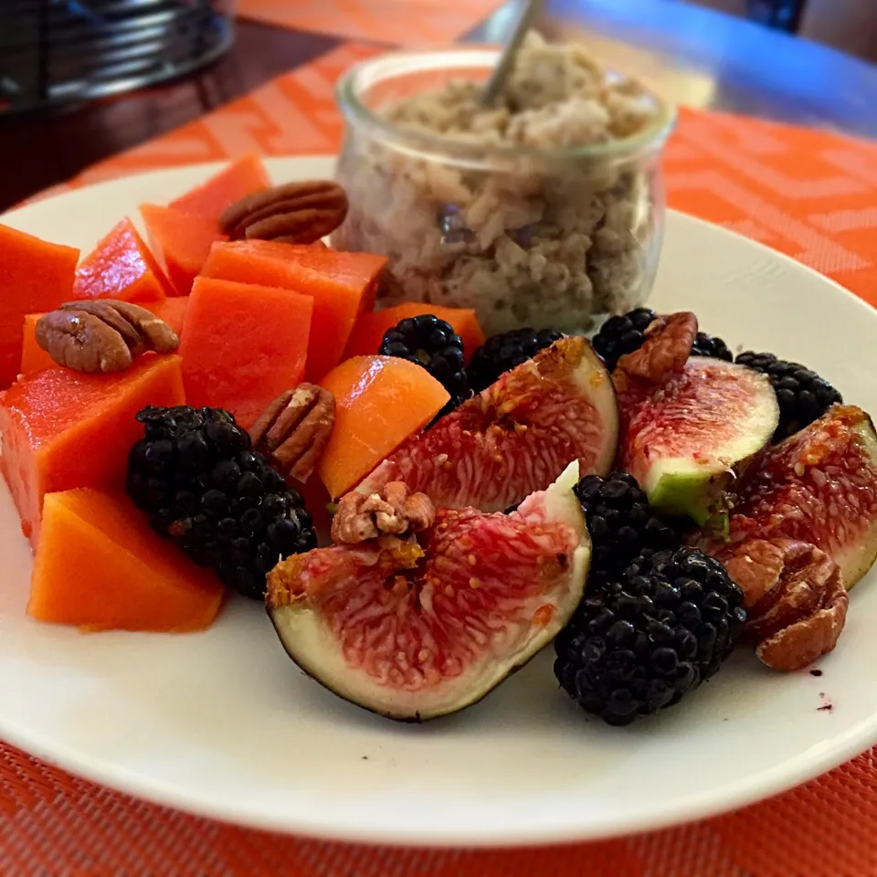 Overnight chia seed oatmeal with a side of papaya, figs and blackberries topped with pecans|victoria valerioさん