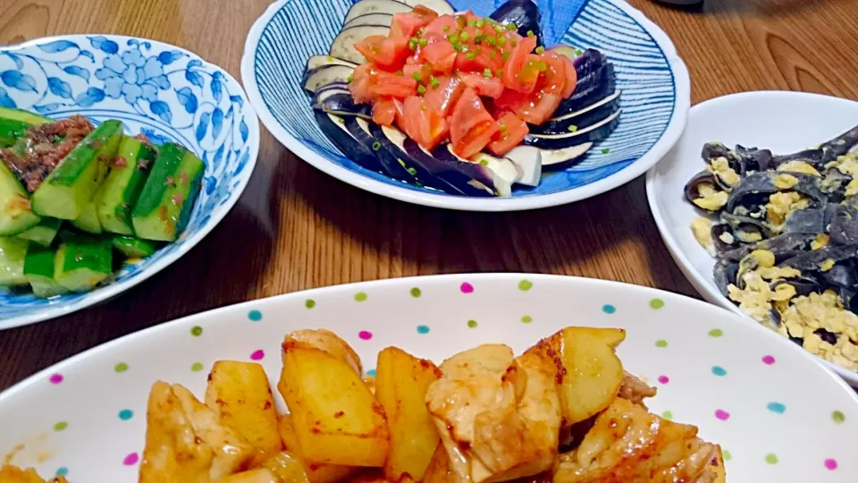 ・鶏もも肉と馬鈴薯の甘酢炒め
・生きくらげと卵の炒めもの
・胡瓜の梅おかか和え
・ナスとトマトの胡麻ポン酢かけ|ようかんさん