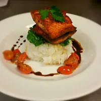 Crispy Togarashi Salmon with Jasmine rice, Braised spinach, Sautéed tomatoes and Balsamic reduction|Chef Jerichoさん